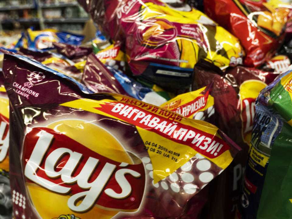 KIEV, UKRAINE - 2020/07/09: Packets of Lay's potato chips are seen  displayed at a supermarket store. 
Lay's has been owned by PepsiCo through Frito-Lay since 1965. (Photo by Igor Golovniov/SOPA Images/LightRocket via Getty Images)