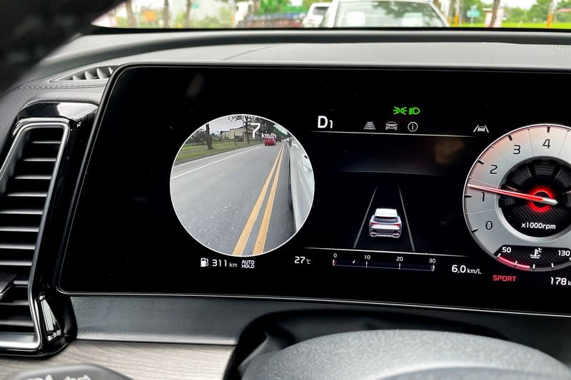 Apex車型以上標配的BVM盲區顯影輔助系統，於打方向燈時提供該側後方盲區影像於數位儀錶之上。