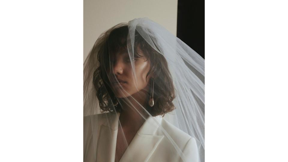 Woman wearing veil with curly hair 