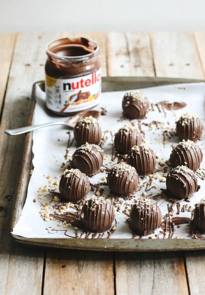 <strong>Get the <a href="http://butterlustblog.com/2014/07/22/nutella-crunch-cake-balls/" target="_blank">Nutella Crunch Cake Balls recipe</a> from Butterlust Blog</strong>