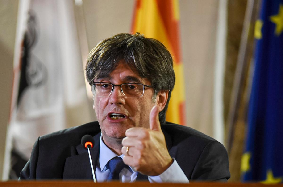 Pemimpin Catalan buronan Puigdemont berjanji akan kembali ke Spanyol jika dia dapat dipulihkan ke kekuasaan.
