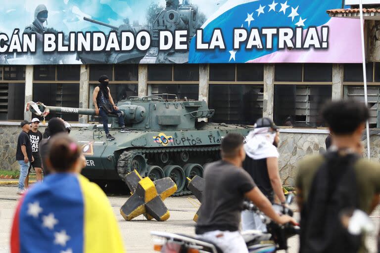 Protestas en la entrada de la 41 Brigada Armada en el Fuerte Paramacay, en el estado de Carabobo, Venezuela. (Juan Carlos HERNANDEZ / AFP)