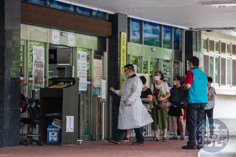 三軍總醫院松山分院因停電、天花板掉落及漏水情況，急診暫停收治傷患。（本刊資料照）