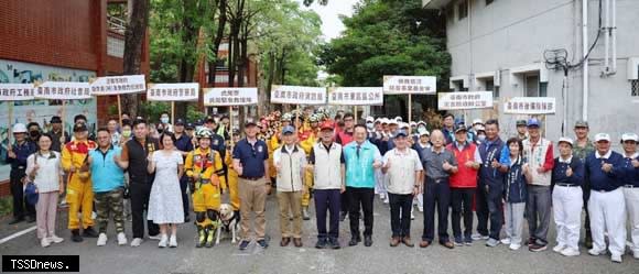 南市東區震災應變實兵演練結合震災與搜救犬，展現跨域防災救災量能。（記者李嘉祥攝）