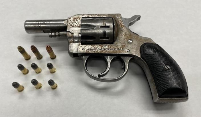 La policía de Oxnard incautó un revólver robado durante una parada de tráfico el jueves por la noche.
