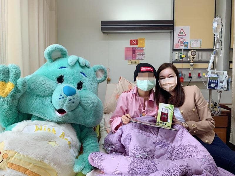 曾馨瑩（右）昨日前往台北榮總兒童癌症醫院關懷病童。（翻攝自郭台銘臉書）