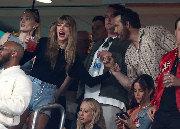 Taylor Swift con Ryan Reynols y Sophie Turner