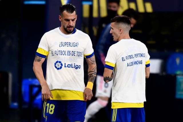 Cadiz’s Alvaro Negredo (left) and Salvi Sanchez wear T-shirts in protest against the European Super League ahead of their match against Real Madrid 