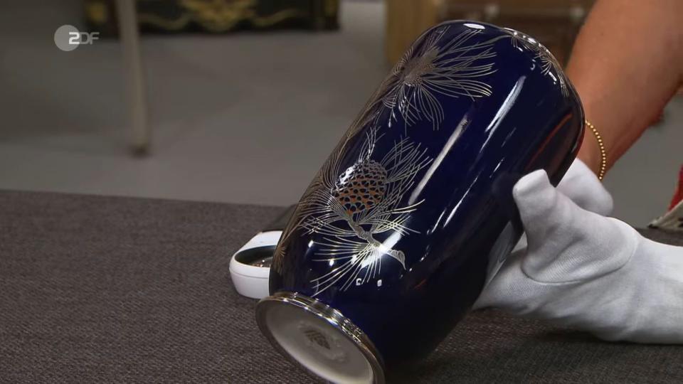 Auch eine kobaltblaue Rosenthal-Vase aus den 1950er-Jahren machte einen Verkäufer glücklich, denn die 150 Euro, die er dafür bekam, waren das Dreifache seines Wunschpreises. (Bild: ZDF)