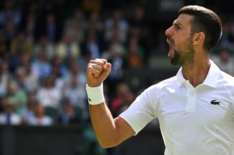 Novak Djokovic celebra un punto ganado durante su victoria sobre Jacob Fearnley en la segunda ronda del torneo de Wimbledon, en el sudoeste de Londres el 4 de julio de 2024 (Ben Stansall)