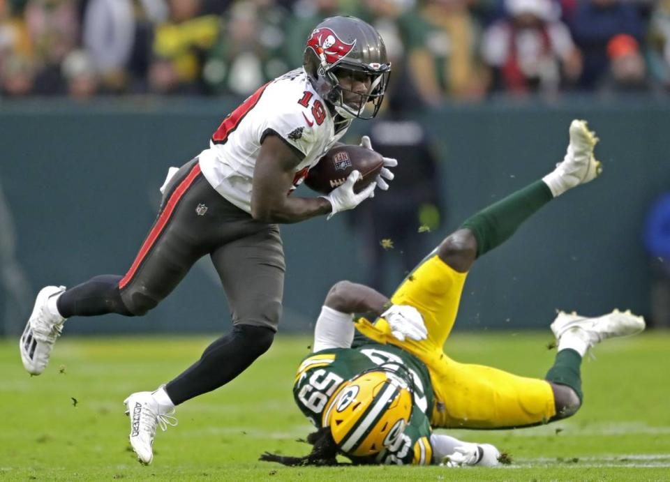 Dec 17, 2023; Green Bay, Wisconsin, USA; Tampa Bay Buccaneers wide receiver David Moore (19) breaks away from Green Bay Packers linebacker De’Vondre Campbell (59) for a touchdown at Lambeau Field. Mandatory Credit: William Glasheen-USA TODAY Sports