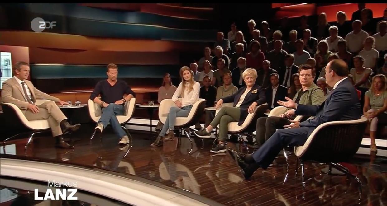 Zu Gast bei „Markus Lanz“: Till Schweiger, Lilli Schweiger, Renate Künast, Rick Astley und Robin Alexander (v.l.) (Bild: Screenshot ZDF)