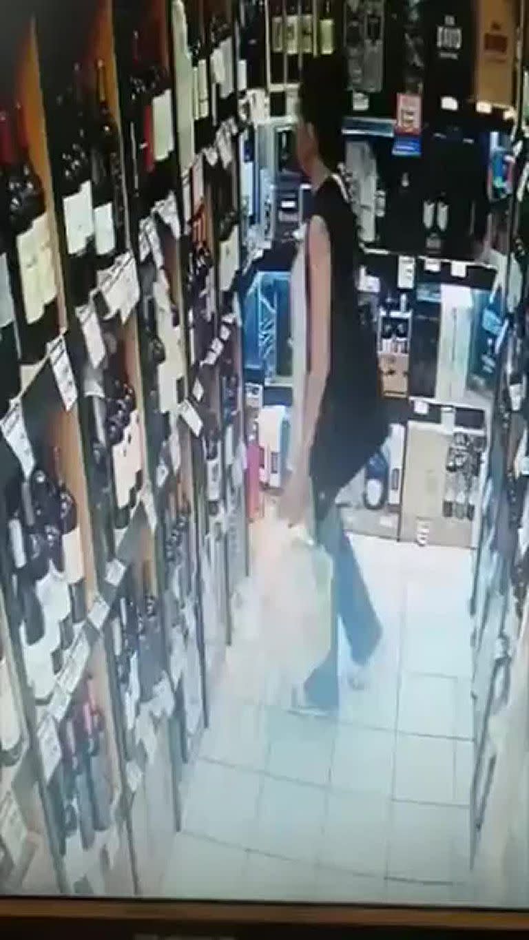 Una mujer robó un vino valuado en 160 mil pesos y quedó filmada por las cámaras de seguridad