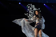 <p>Eines der größten Spektakel in der Modewelt ist die Victoria’s Secret Fashion Show, die traditionell in der Vorweihnachtszeit stattfindet. Neben begleitenden Auftritten von Popstars wie Taylor Swift, Bruno Mars und Lady Gaga ist der diamantenbesetzte „Fantasy Bra“ das Highlight jeder Lingerie-Show. Welche Stadt nach New York City, Paris und Shanghai von den Victoria’s-Secret-Engeln verzaubert wird, ist noch nicht bekannt.<br> (Bild: AP Photo) </p>