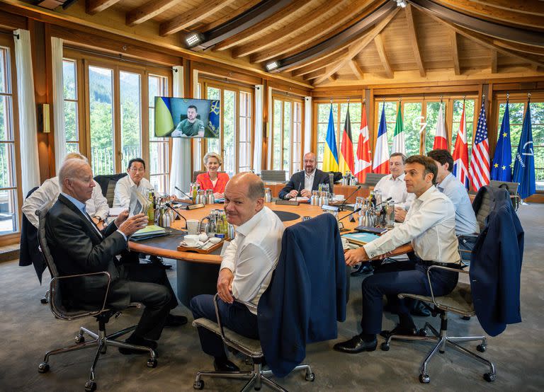 Los líderes del G7 sentados en la sesión de trabajo, mientras el presidente de Ucrania, Volodimir Zelensky, se conecta por videoconferencia durante la Cumbre del G7 en Schloss Elmau, Alemania.