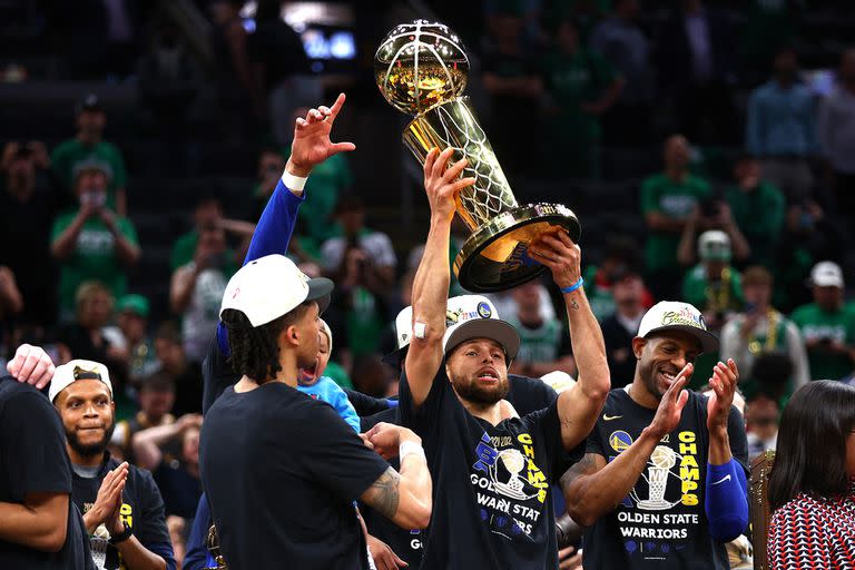 Stephen Curry con el trofeo Larry O'Brien, que levanta por cuarta vez, siempre en Golden State Warriors; fue el mejor de la final de la NBA ganada por 4-2 a Boston Celtics.