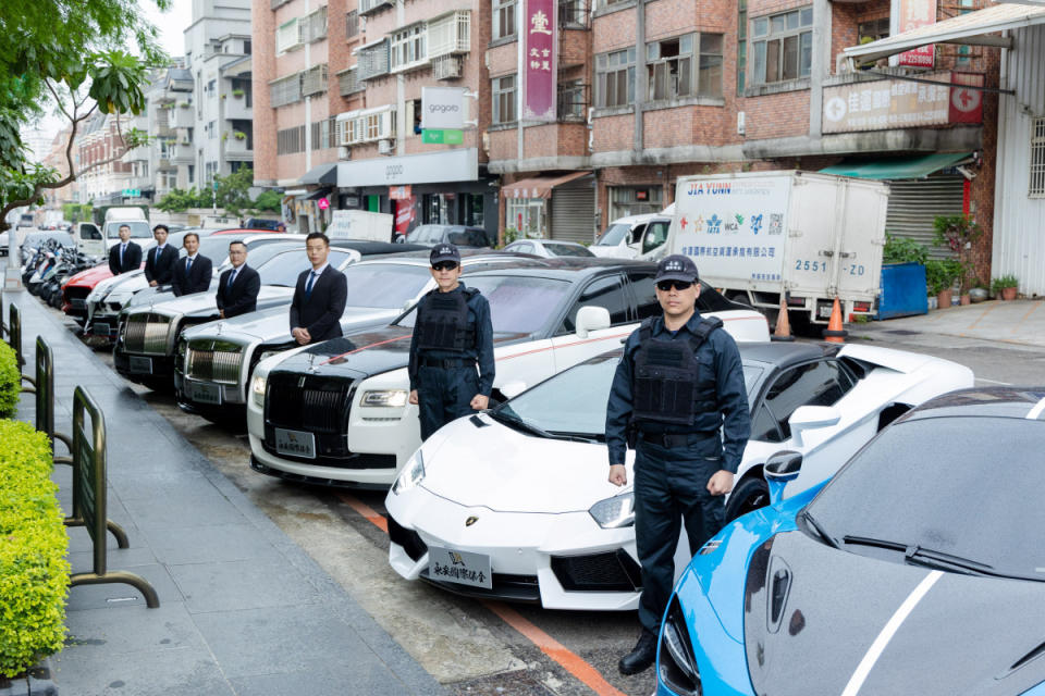 各式豪華禮賓車接送貴賓抵達「芮恩美學診所」。（圖／芮恩美學診所提供）