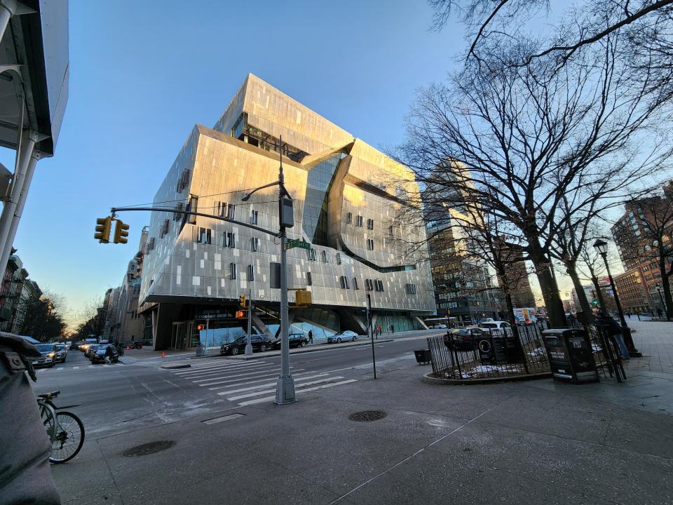 <p>A camera sample from the Galaxy S22 Ultra's ultrawide angle camera, showing a building in New York's East Village at dusk.</p>
