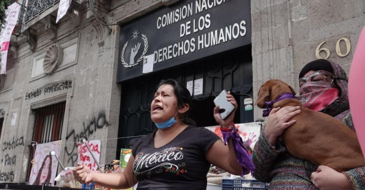 Mujeres piden renuncia de titular de CNDH; tomarán sedes en estados