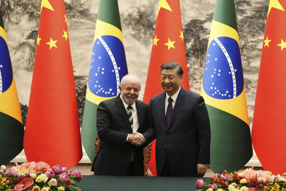 El presidente brasileño Luiz Inácio Lula da Silva, izquierda, estrecha la mano de su homólogo chino Xi Jinping tras una ceremonia de firma de documentos que se llevó a cabo en el Gran Salón del Pueblo, el viernes 14 de abril de 2023, en Beijing, China. (Ken Ishii/Foto compartida vía AP)