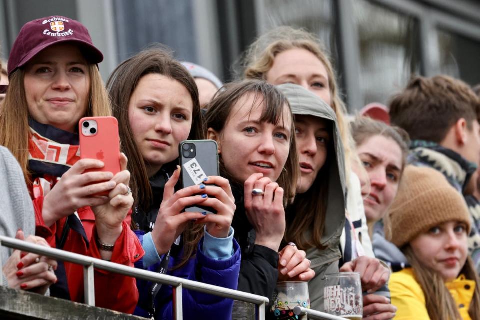 Oxford v Cambridge Boat Race: People watch the start of the men's Oxford Cambridge Boat Race (REUTERS)