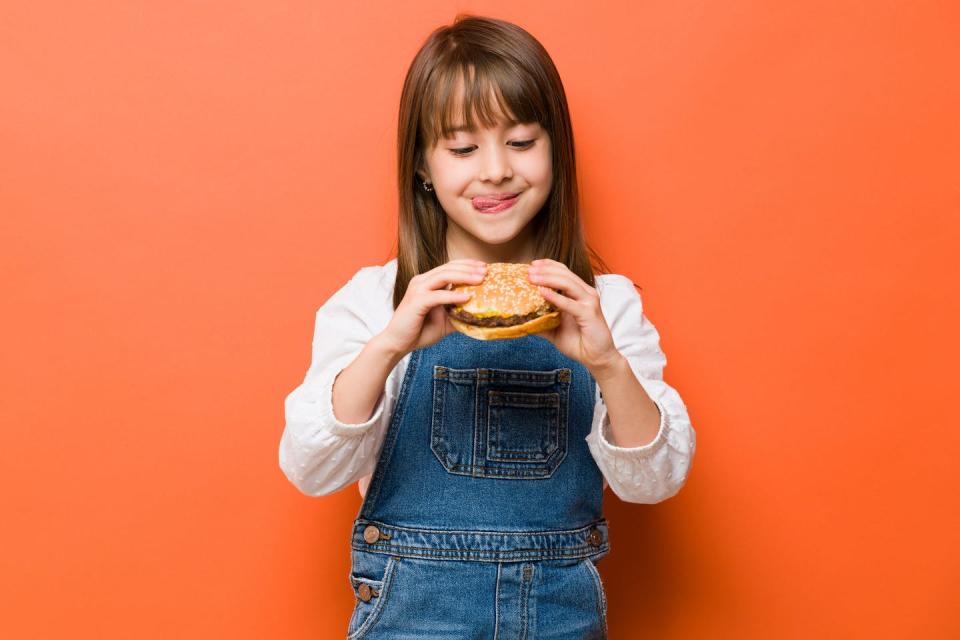 Le simple fait de penser à manger peut déclencher des vagues d’anticipation dans notre estomac. <a href="https://www.shutterstock.com/image-photo/adorable-little-girl-her-tongue-out-2142082743" rel="nofollow noopener" target="_blank" data-ylk="slk:Shutterstock;elm:context_link;itc:0;sec:content-canvas" class="link ">Shutterstock</a>