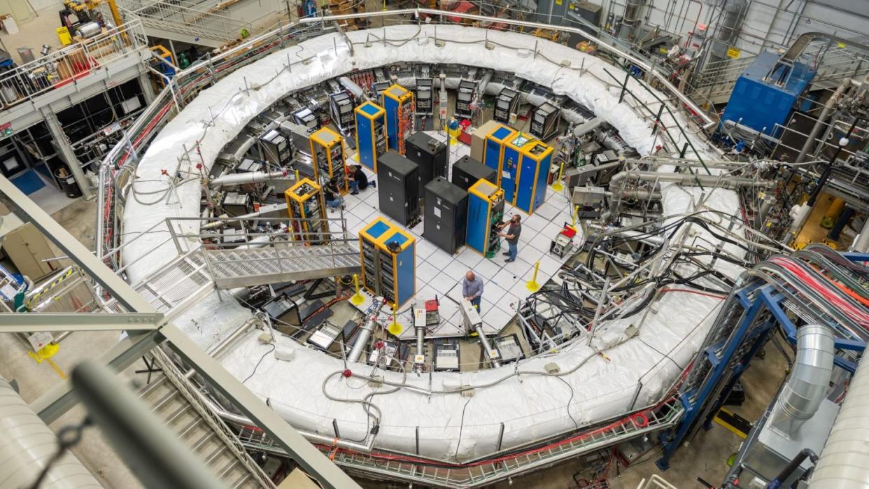  A top-down view of the equipment used in the g-2 experiment at Fermilab. 