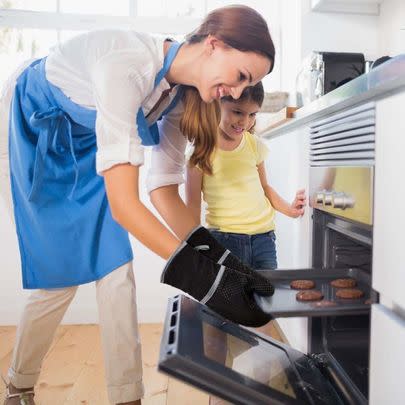 Effortlessly handle your hot trays with these highly-rated silicone ones oven gloves