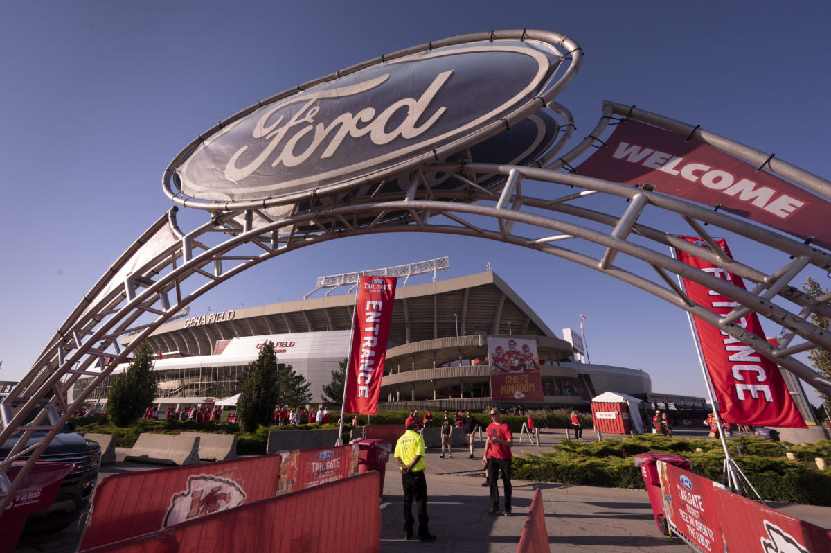 LOOK: Chiefs fans lined up well before gates open for 'Thursday