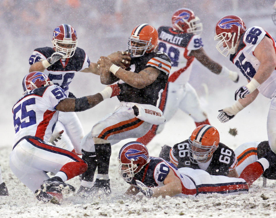 Jamal Lewis shown here with the Cleveland Browns in 2007, detailed his battles with post-concussion symptoms. (AP)