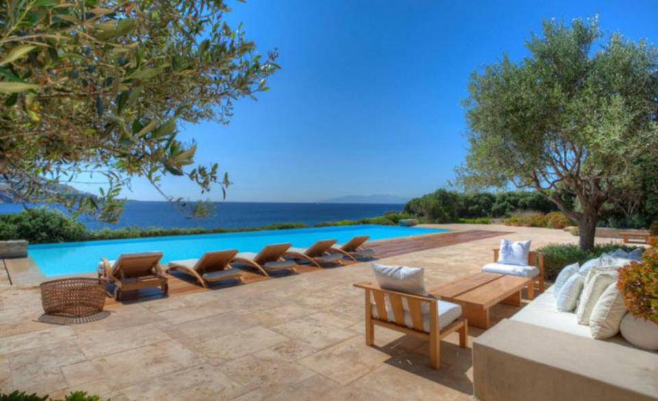 <p>En la imagen, otra de las villas de la isla de Mikonos. Alquilar una aquí cuesta desde 174.349 dólares a la semana, unos 149.000 euros. (Foto: Nota Bene Global). </p>