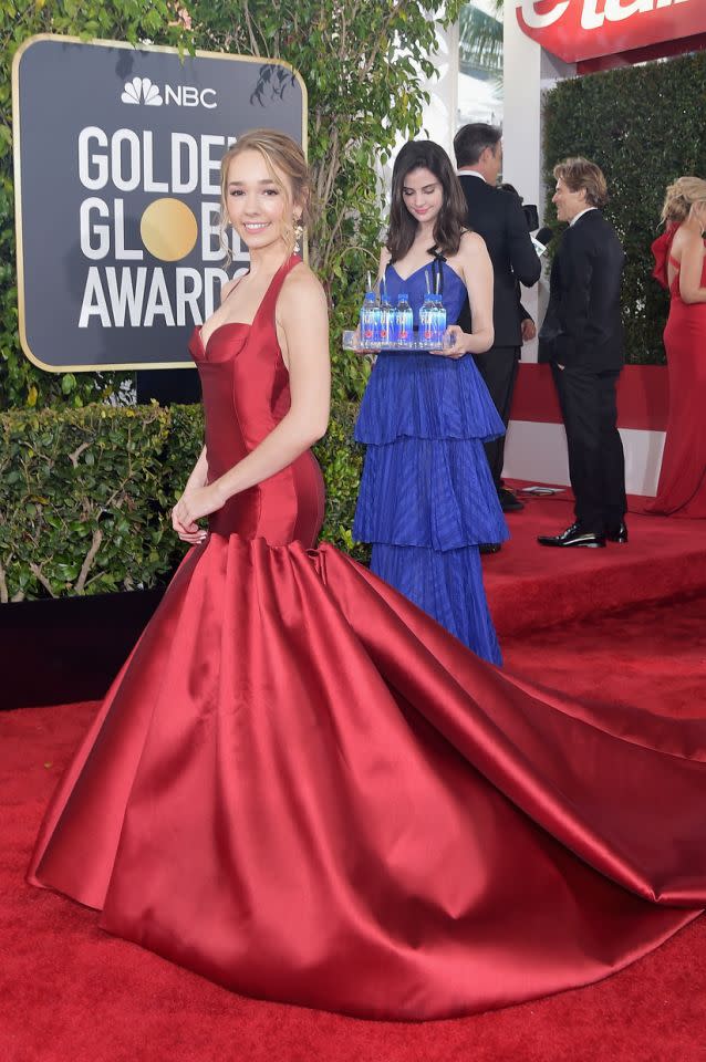 Das FIJI Wassermädchen und Holly Taylor bei den Golden Globe Awards 2019. Quelle: Stefanie Keenan / Getty Images