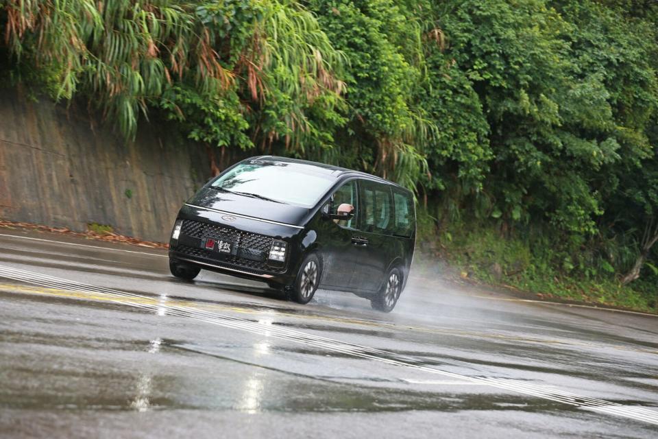 Staria雖然軸距超過3米，在彎道中車尾的循跡動態卻有著碩大廂型車體少有的靈活感。