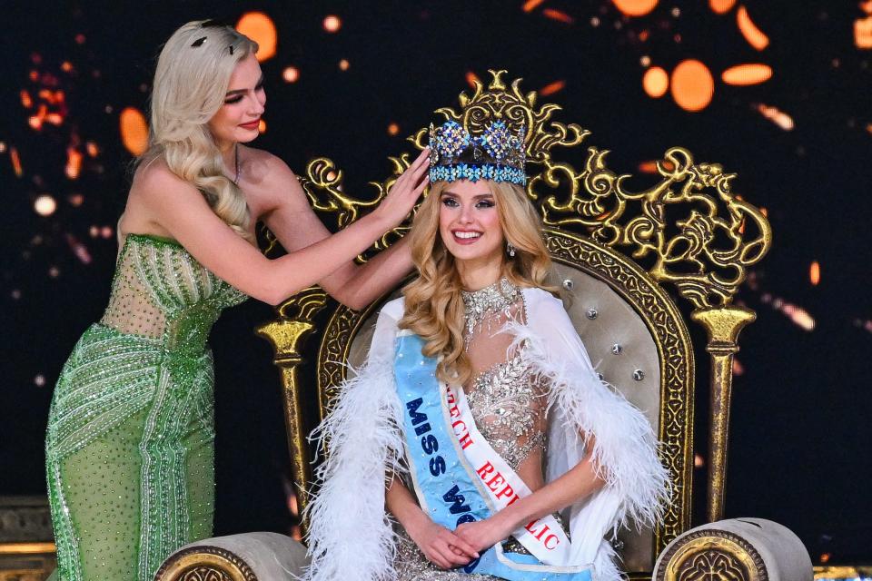 Miss World 2022 Karolinu Bilawskou (vlevo) korunuje Česká republika Kristina Pešková, vpravo, poté, co 9. března vyhrála 71. ročník soutěže Miss World v GEO World Convention Center v indické Bombaji.