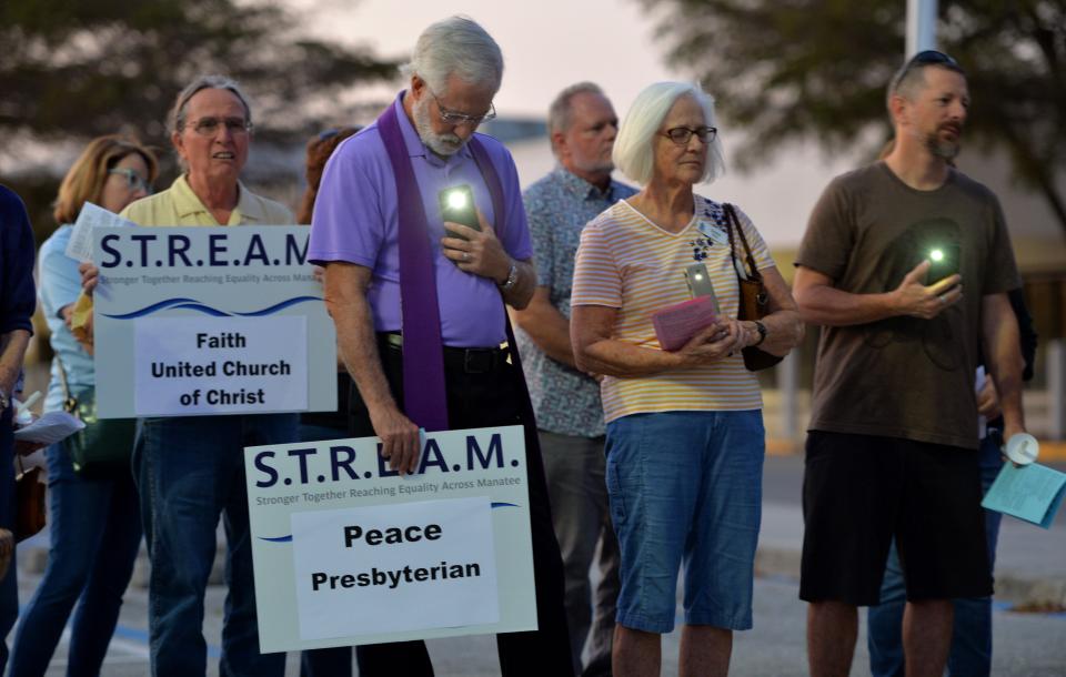 Team members and supporters of S.T.R.E.A.M. (Stronger Together Reaching Equality Across Manatee) gathered Thursday evening, March 9, 2023, to pray for a meeting with Manatee County Sheriff Rick Wells. The group, composed of members of 15 local congregations, has been asking Sheriff Wells for a meeting to discuss the implementation of the Adult Pre-Arrest Diversion Program (APAD) which they support. So far, Wells has refused to meet with the group.