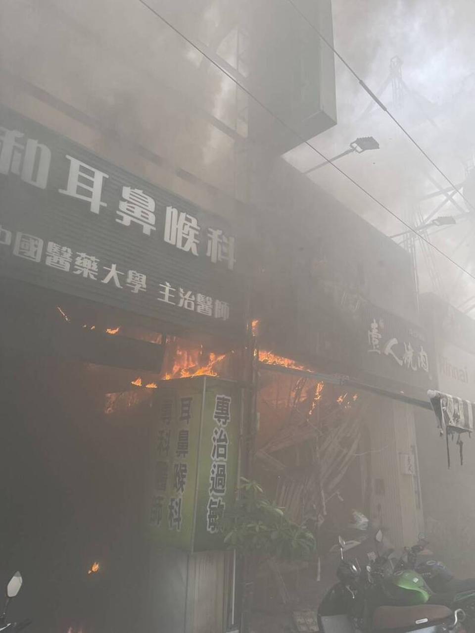 台中西區壹人燒肉店火警，火勢一度猛烈，濃煙迅速擴散。（消防局提供）