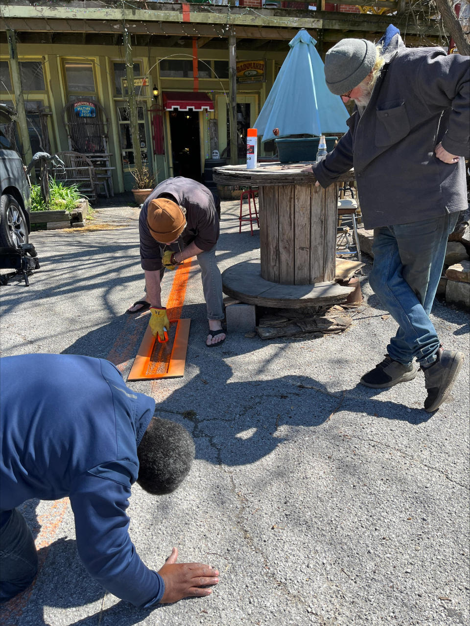 Artist Dave Dardis paints an orange line through his shop representing the path of the moon's shadow. / Credit: Roxana Saberi/CBS News