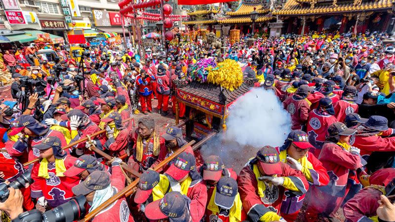 北港迓媽祖著名的炸轎犁炮。（圖／小瑋風城 攝影）