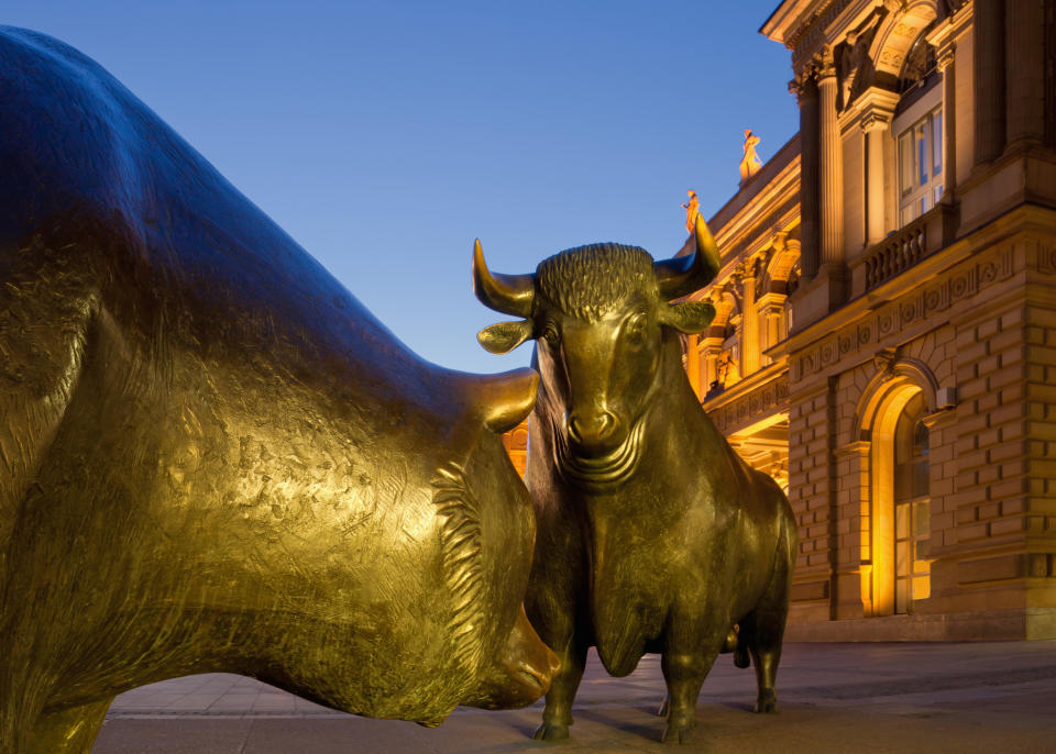 Bulle schlägt Bär. An der Börse in Frankfurt steigt der Dax, obwohl die deutsche Wirtschaft lahmt. - Copyright: Getty Images 