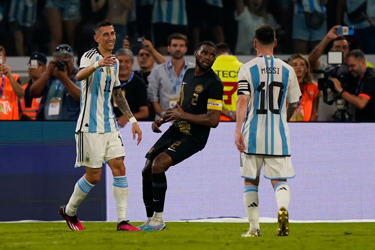 Di María anotó desde los doce pasos el penal generado por Messi