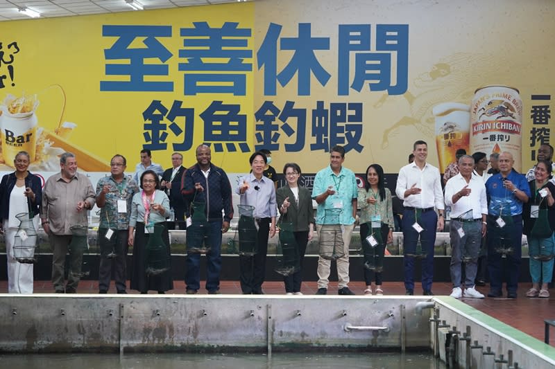 520就職典禮即將登場，來自世界各地慶賀團陸續抵台，總統當選人賴清德（前右八）19日在台北偕同副總統當選人蕭美琴（前右七）邀請友邦元首體驗台灣釣蝦活動，眾人在釣蝦比賽後合影。（中央社）