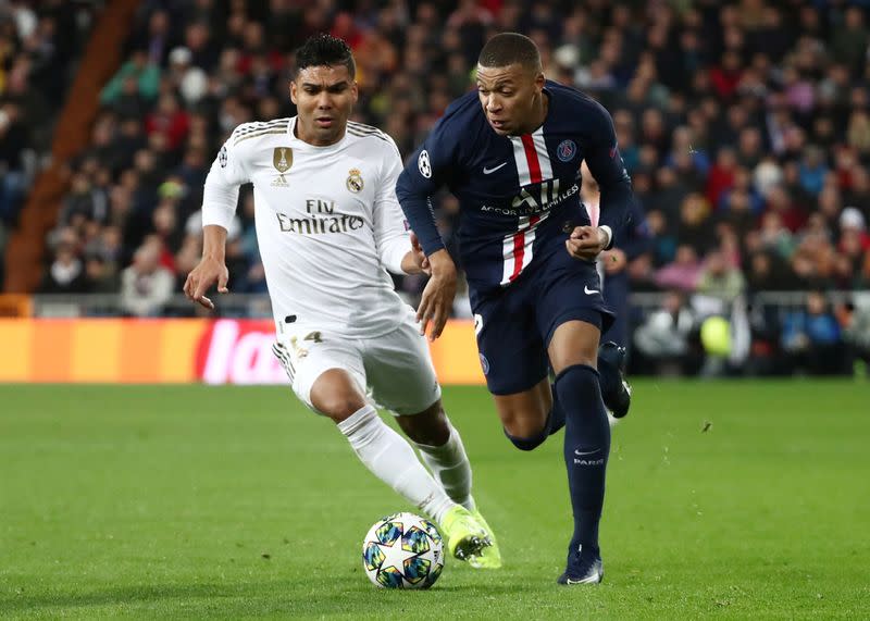 FOTO DE ARCHIVO: Casemiro y Kylian Mbappe en el Santiago Bernabéu