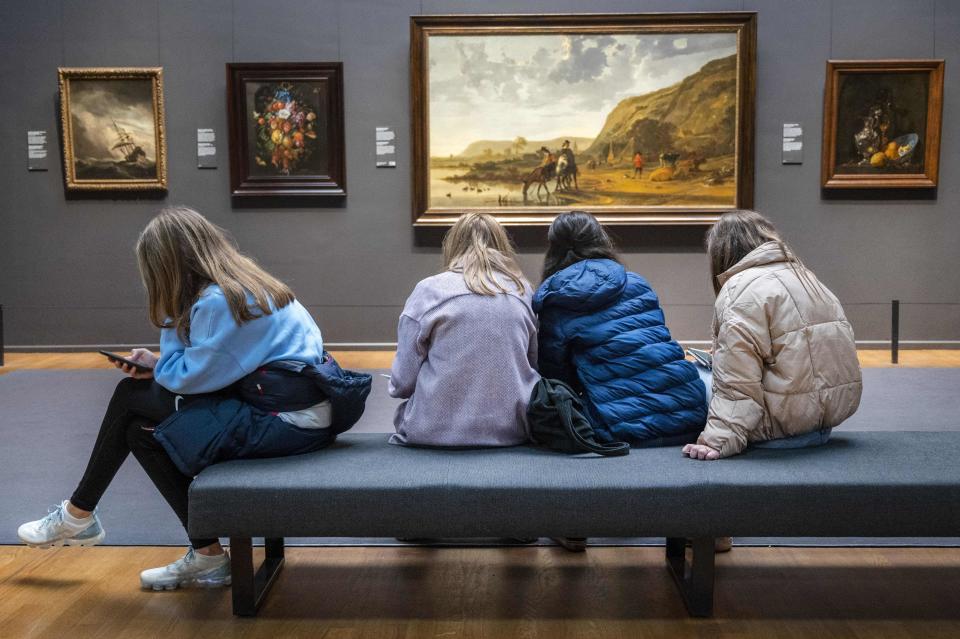 Visitantes miran las exhibiciones en el Rijksmuseum en Ámsterdam el 3 de noviembre de 2020. (Foto de EVERT ELZINGA / ANP / AFP a través de Getty Images)