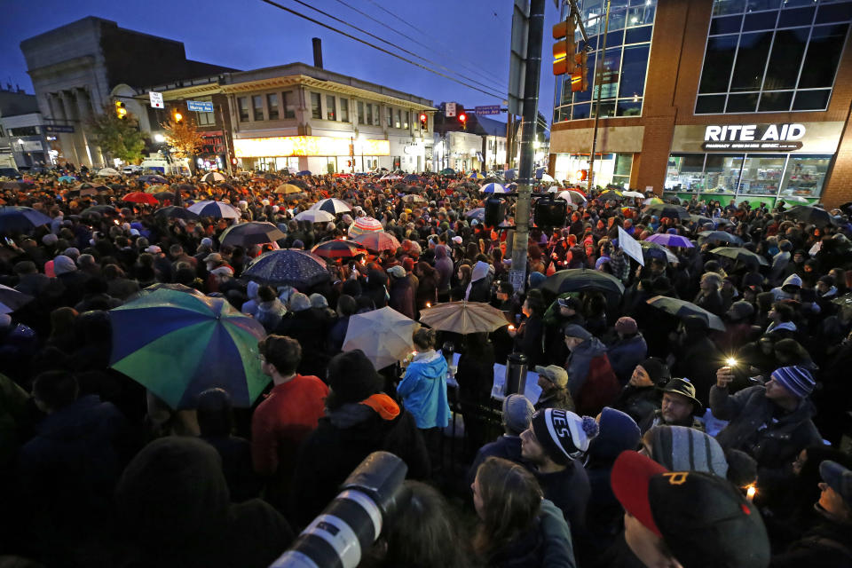 A crowd gathers at a Pittsburgh intersection during a memorial vigil for the victims of the shooting at the Tree of Life Synagogue. Image: AP