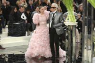 <p><strong>Parents :</strong> Johnny Depp et Vanessa Paradis<br><strong>Où ?</strong> La jeune femme de 18 ans a fait ses premiers pas Mode avec brio à l’occasion du défilé Métiers d’Arts de Chanel en 2016. Le directeur créatif Karl Lagerfeld a sûrement été impressionné, vu que la jeune femme a été choisie pour le final du défilé couture de la marque un mois plus tard. Elle portait une <a rel="nofollow" href="https://ca.style.yahoo.com/karl-lagerfeld-cast-lily-rose-depp-as-a-child-bride-for-the-chanel-couture-show-182125664.html" data-ylk="slk:robe de bal à froufrous rose;elm:context_link;itc:0;sec:content-canvas;outcm:mb_qualified_link;_E:mb_qualified_link;ct:story;" class="link  yahoo-link">robe de bal à froufrous rose</a> pour l’occasion.<br><em>(Photo : Getty)</em> </p>