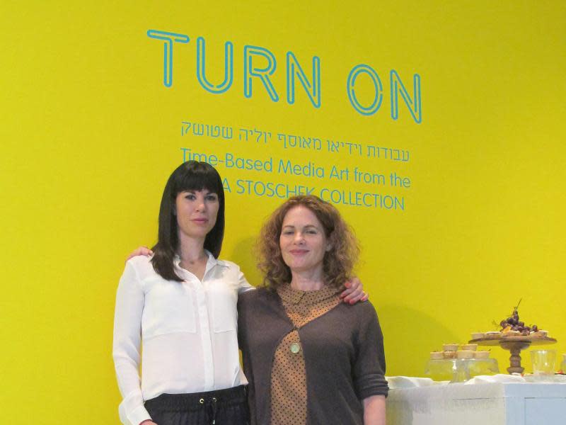 Julia Stoschek (l) und die israelische Kuratorin Ruth Direktor im Kunstmuseum in Tel Aviv. Foto: Sara Lemel