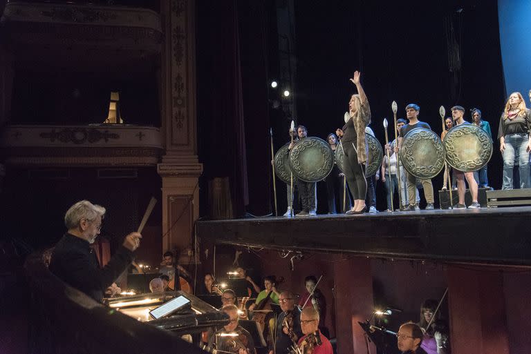 Haydée Dabusti, en el escenario como Norma, y César Tello, el director musical de la puesta que se presentará mañana en el Teatro Avenida, durante el ensayo general