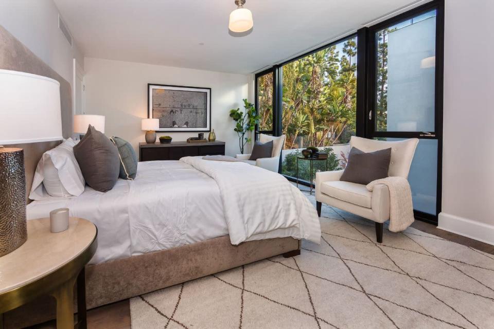 <p>Same bedroom, different angle. (Photo: <a href="http://bit.ly/1UCMKf2" rel="nofollow noopener" target="_blank" data-ylk="slk:Sotheby’s International Realty via Catherine Marcus;elm:context_link;itc:0;sec:content-canvas" class="link ">Sotheby’s International Realty via Catherine Marcus</a>, shot by Mark Lee)</p>