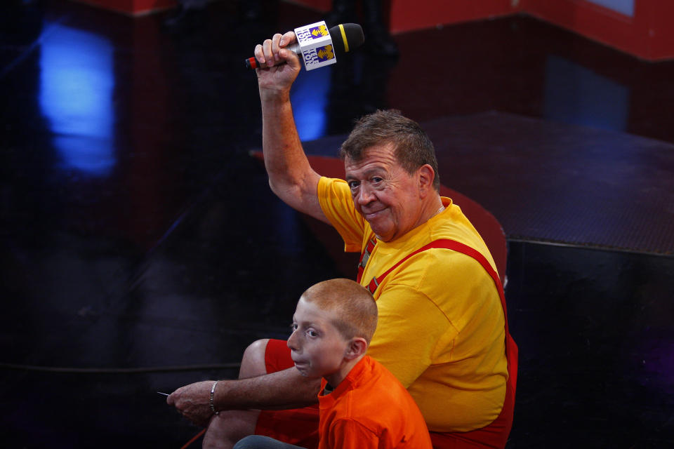 En 2005, Xavier López 'Chabelo' y Octavio Ocaña durante el show del Teletón en Televisa. (Photo by Juan Villa/Jam Media/LatinContent via Getty Images).