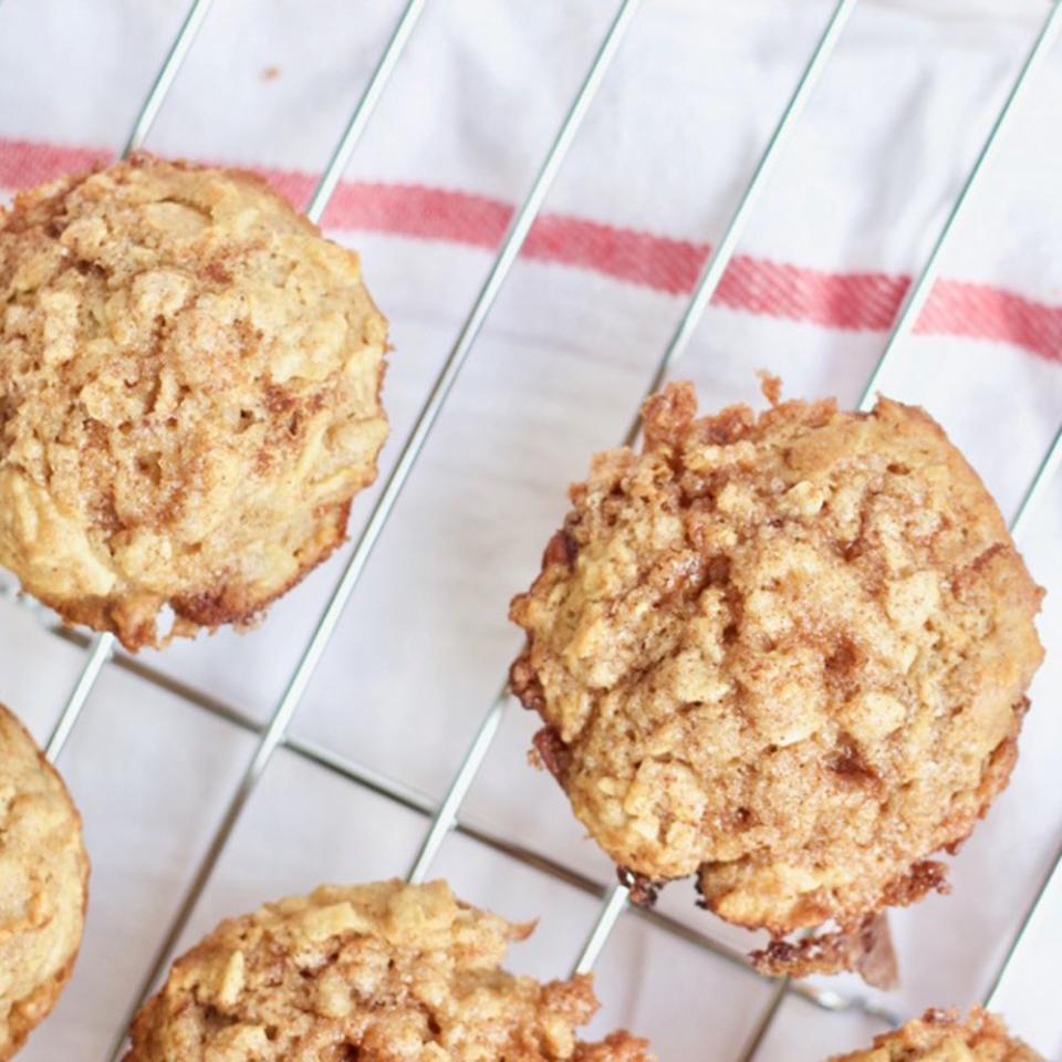 Healthy Apple Cinnamon Oatmeal Muffins